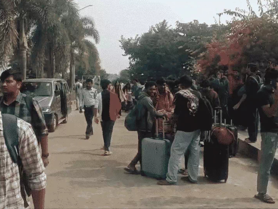 पलायन करते छात्र